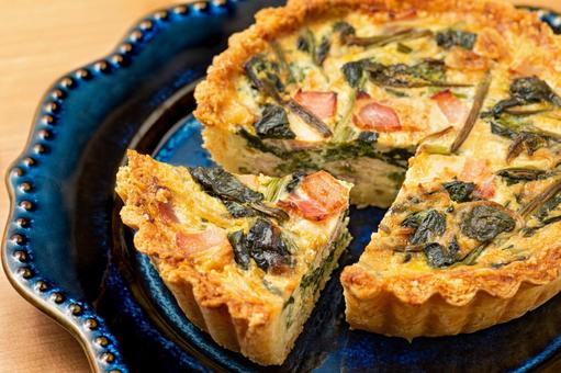 ほうれん草とベーコンのキッシュ4 キッシュ,quiche,パイの写真素材