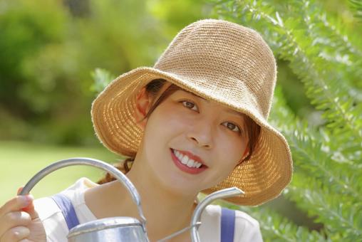 ジョウロでプランターに水やりをする女性 ジョウロでプランターに水やりをする女性 ガーデニング,園芸,水やりの写真素材