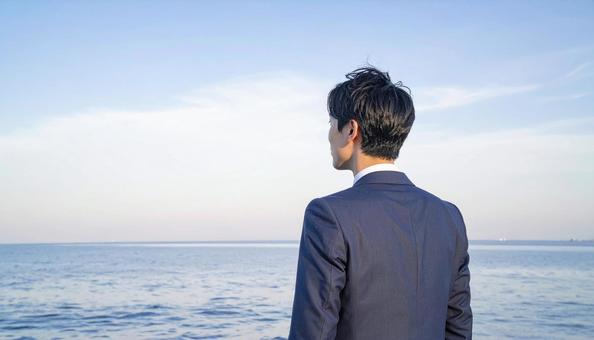 未来を見つめ希望を抱くビジネスマン後ろ姿 未来を見つめ希望を抱くビジネスマン後ろ姿の写真
