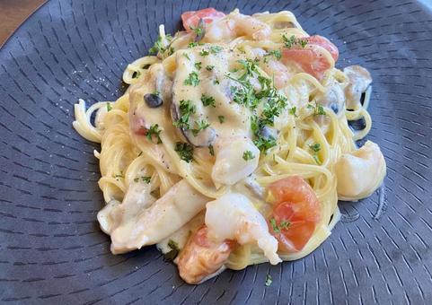 トマト、海老、きのこ入りクリームパスタ トマト、海老、きのこ入りクリームパスタ パスタ,レストラン,ご飯の写真素材