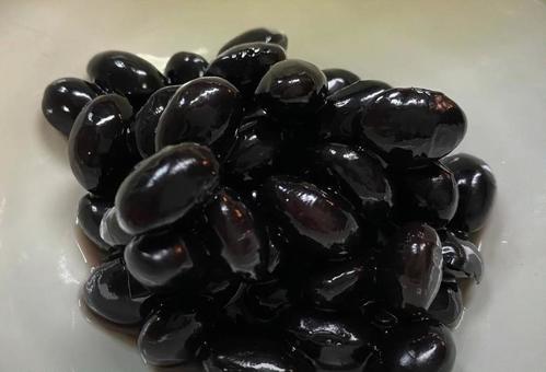 やわらかく煮た黒豆のアップの写真