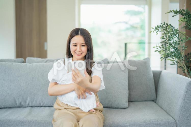 赤ちゃんと写真を撮る女性 赤ちゃん,ママ,子育ての写真素材