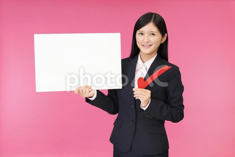ホワイトボードを持つビジネスウーマン ビジネス,女性,仕事の写真素材