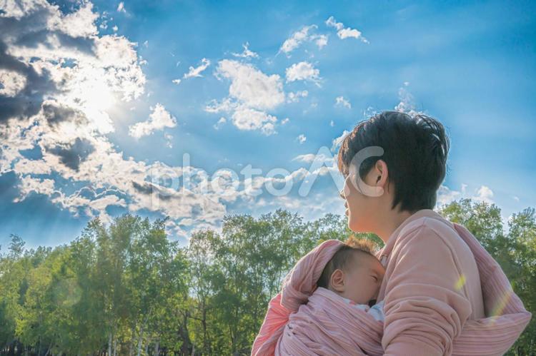 親子と太陽(その１) 赤ちゃん,親子,太陽の写真素材