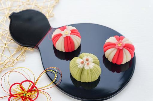 お正月の和菓子「正月手鞠」と「松」 和菓子,練り切り,お正月の写真素材