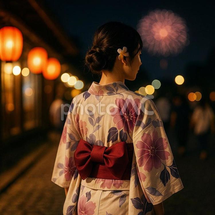 花火大会帰り道を歩く浴衣の女性 浴衣,女性,花火の写真素材