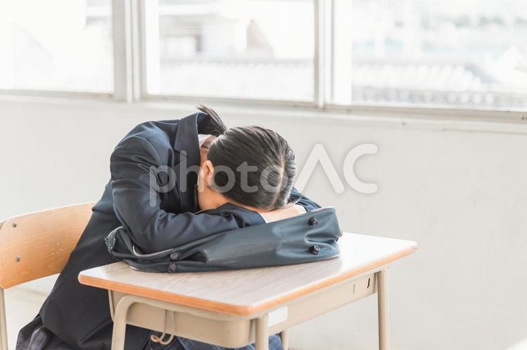 学校で悩む・泣く高校生・中学生の女の子 高校生,悩む,中学生の写真素材
