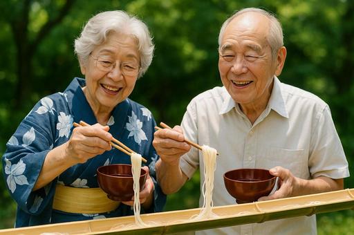 浴衣姿の夫婦が流しそうめんを楽しむ夏 浴衣姿の夫婦が流しそうめんを楽しむ夏の写真