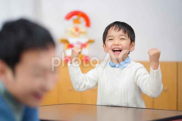 ガッツポーズする男の子と男性 親子,男性,男の子の写真素材