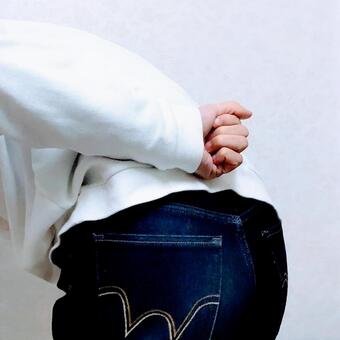 腰を叩いている男性 腰,老化,腰痛の写真素材