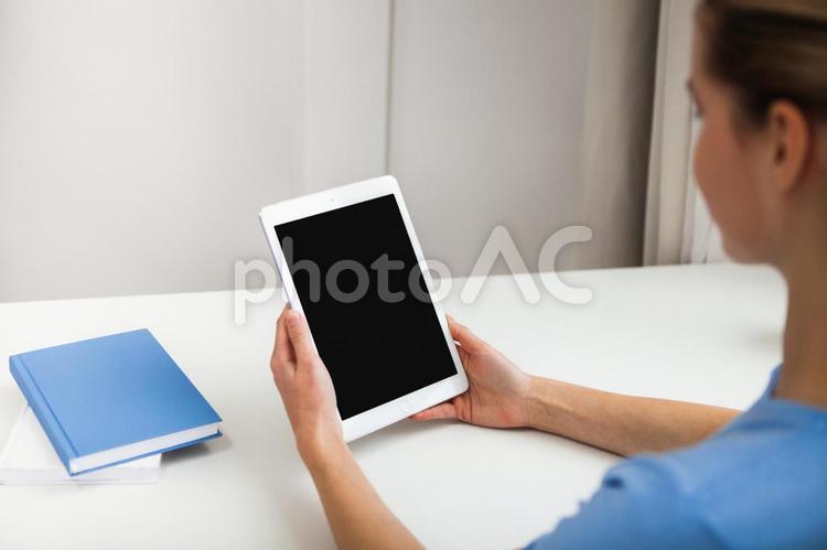 タブレットを持つ両手 タブレット,画面,持つの写真素材