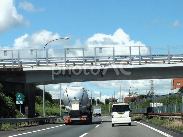 タンクローリーと乗用車が潜る跨道橋 橋,跨道橋,架道橋の写真素材