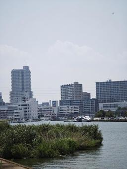 水辺に佇む都市の風景 運河,水辺,都市の写真素材