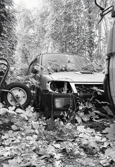 モノクロ　廃車 乗り物,廃車,車の写真素材