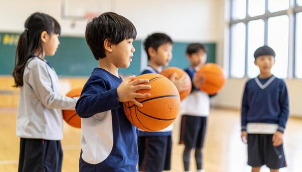 ミニバスケットボールをする日本人小学生 ミニバスケットボールをする日本人小学生の写真