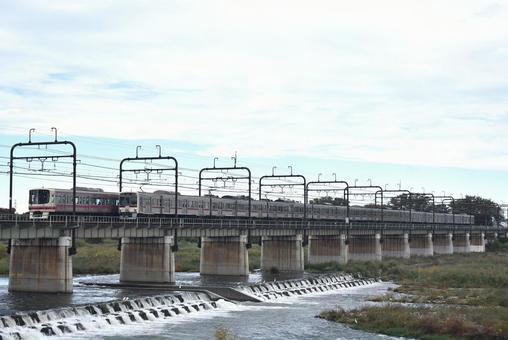 京王7000系旧塗装と8000系　多摩川の写真