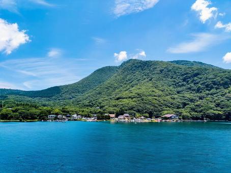芦ノ湖にて箱根海賊船から湖尻港を眺める 芦ノ湖にて箱根海賊船から湖尻港を眺める 箱根海賊船,遊覧船,芦ノ湖の写真素材