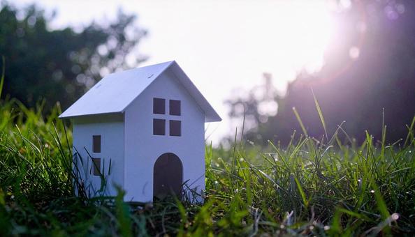 マイホームのイメージ 芝生に立つ白い家 マイホームのイメージ 芝生に立つ白い家の写真