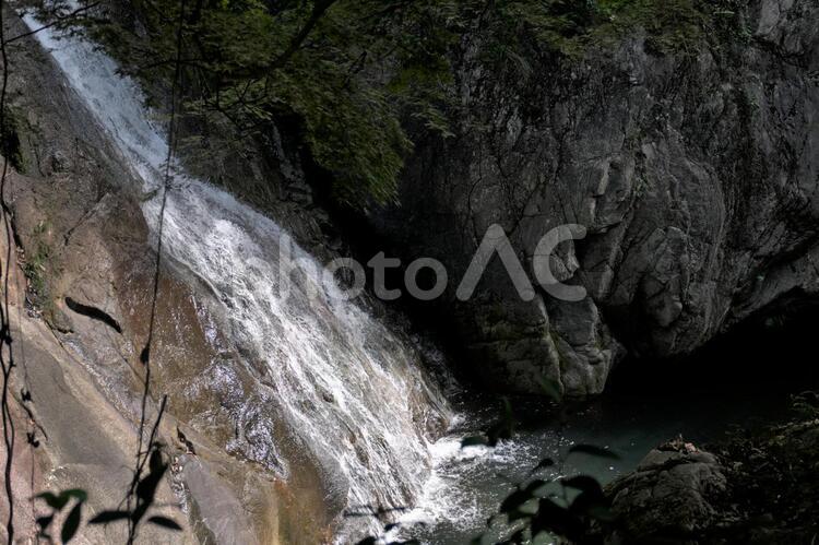 湧ヶ淵の中の滝　横構図 滝,水,自然の写真素材
