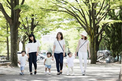 ママ友 母親 育児  ママ友 母親 育児  ママ友,公園,女性の写真素材