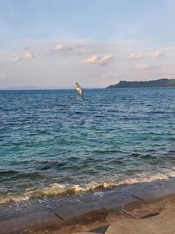 夕陽に照らされた船と海 夕陽に照らされた船と海 海,船,波の写真素材