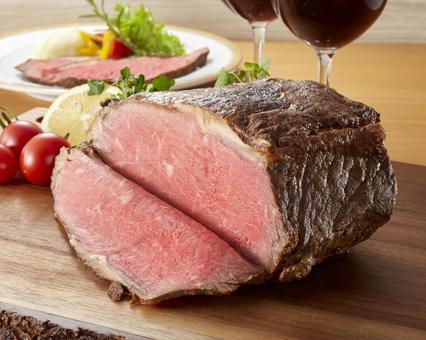 ローストビーフの塊肉 ローストビーフの塊肉 ローストビーフ,塊,牛肉の写真素材