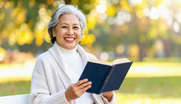 本を読むシニア女性 本を読むシニア女性の写真