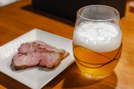 ビールとローストポーク ビールとローストポーク ビール,晩酌,ローストポークの写真素材