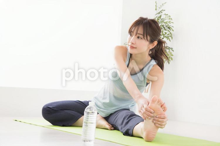 ヨガ　給水 ヨガ,女性,人物の写真素材