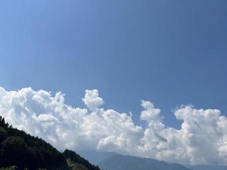 空と雲とやまなみの写真