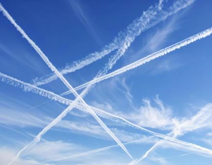 交差する飛行機雲の空 交差する飛行機雲の空の写真