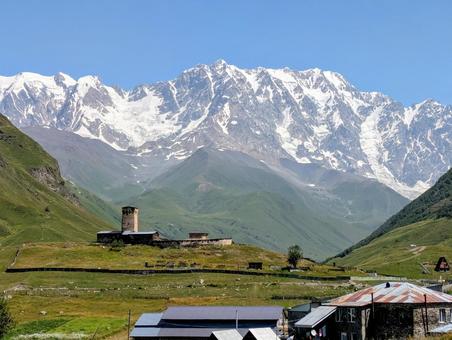 ラマリア教会とコーカサスの雪山 ラマリア教会,シュハラ山,雪山の写真素材