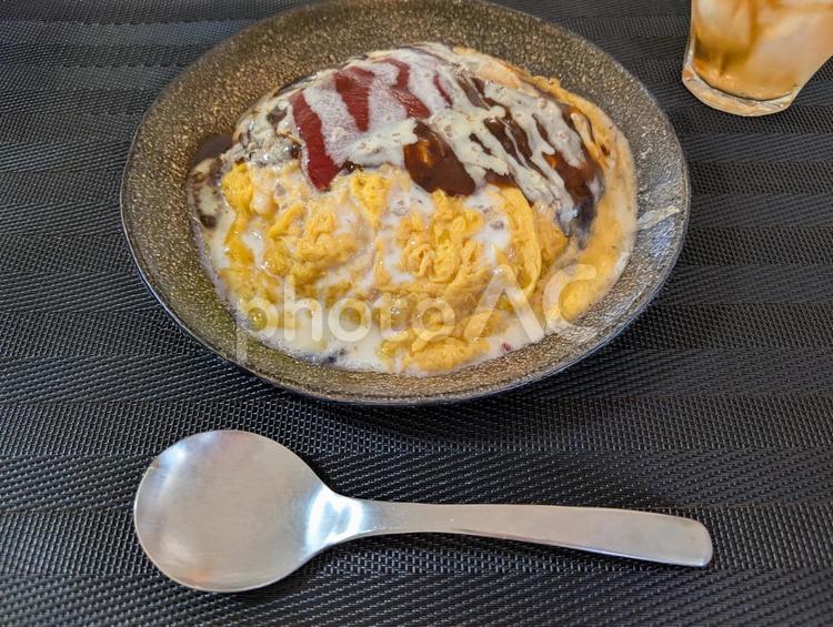 とろとろたまごのオムライス オムライス,デミグラスソース,ホワイトソースの写真素材