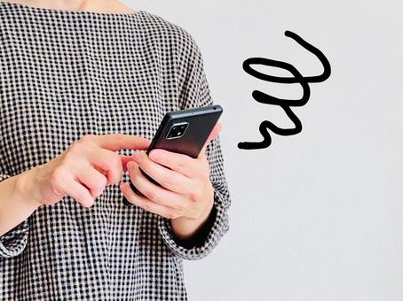 スマホの調子が悪くイライラする女性 スマホの調子が悪くイライラする女性 モヤモヤ,イライラ,女性の写真素材