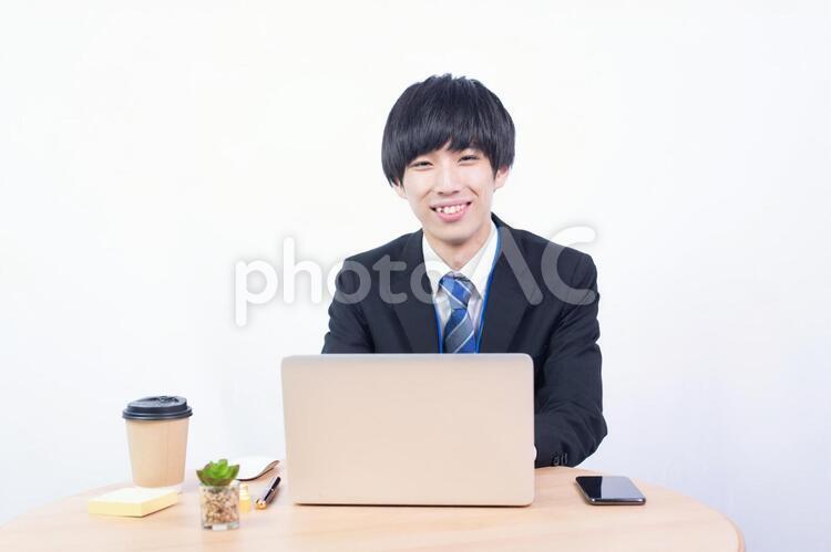 笑顔でこちらを向いている若い日本人ビジネスマン スーツ,ネクタイ,青の写真素材