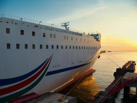 船上の夕日 夕日,フェリー,船の写真素材