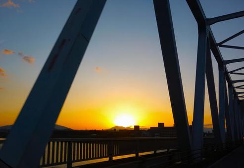 トラス橋からの夕陽 夕暮れ,道路,トラス橋の写真素材