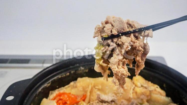 ごまみそミルク鍋・手料理（食べるシーン） 胡麻,味噌,ミルク鍋の写真素材