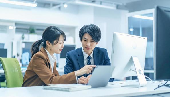 タブレットで打ち合わせするビジネス社員 タブレットで打ち合わせするビジネス社員の写真