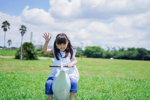 外の遊具で遊ぶ小さな女の子 外の遊具で遊ぶ小さな女の子の写真