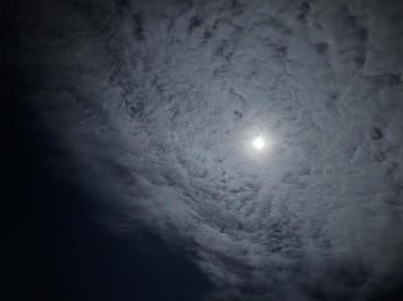 夜空の雲の切れ間から見える満月 夜空の雲の切れ間から見える満月 満月,月,夜空の写真素材