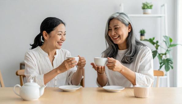 お茶を飲むシニアとミドル女性 お茶を飲むシニアとミドル女性の写真