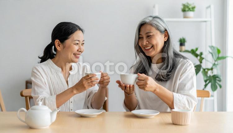 お茶を飲むシニアとミドル女性 シニア,女性,親子の写真素材