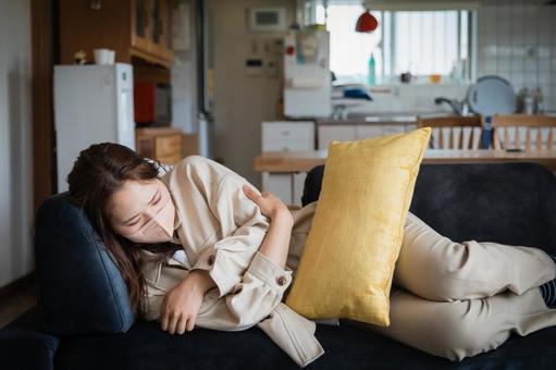 体調不良で寒くて倒れている女性 風邪 体調不良で寒くて倒れている女性 風邪 風邪,体調不良,熱の写真素材