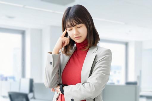 考えごとをする女性・ビジネスウーマン 女性,考える,悩むの写真素材