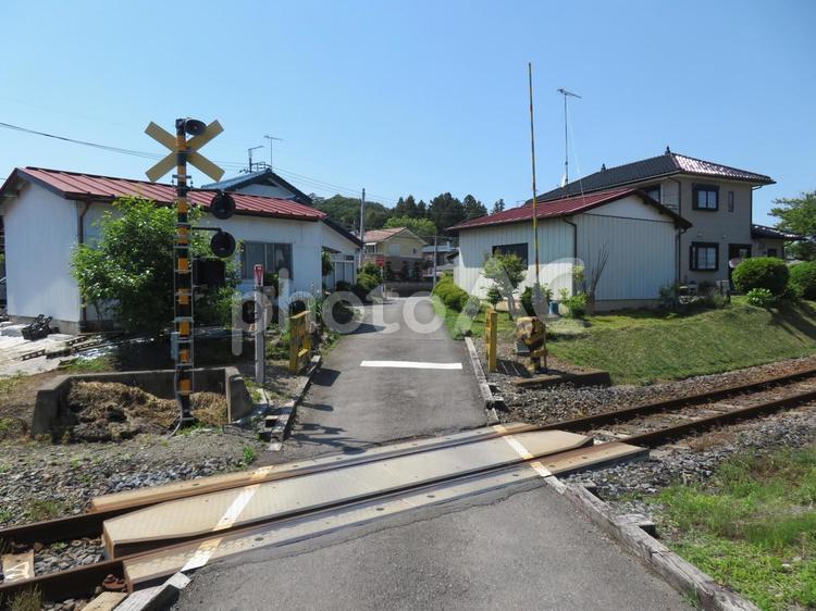 地方鉄道烏山線の住宅地にある踏切 踏切,鉄道,線路の写真素材