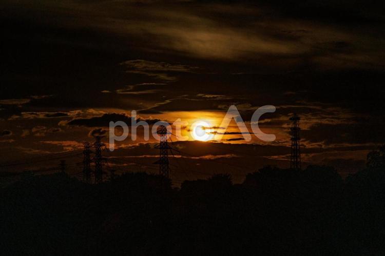 黄昏時に沈む夕日 空,日没,宵闇の写真素材
