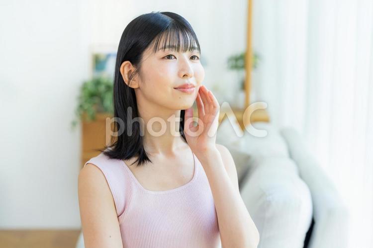スキンケアをする女性 美容,スキンケア,ムダ毛処理の写真素材