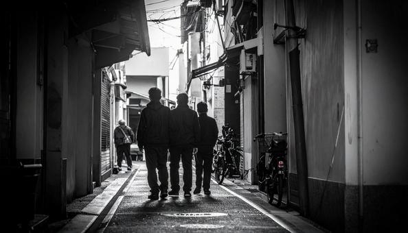 治安の悪い街の路地の写真