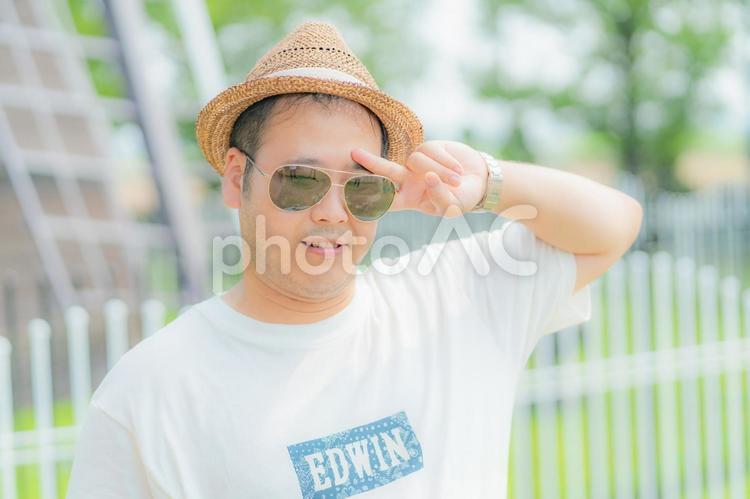 ポーズをする男性 男性,青年,サングラスの写真素材